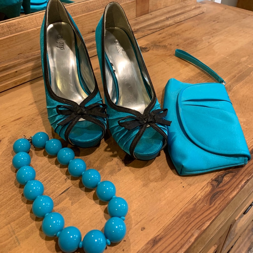 Vintage accessories for a 1980s party